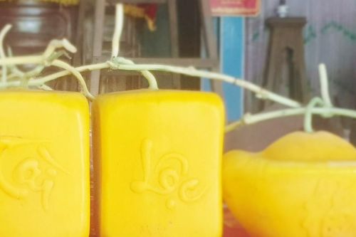 Một cặp dưa hấu tạo hình thỏi vàng bán 1,5 triệu đồng