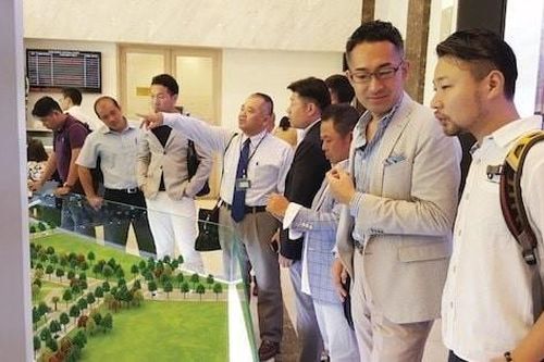 Tại sao có người mua cả tòa nhà, nửa tòa nhà?