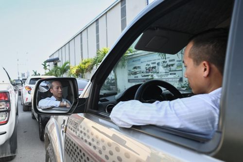 Người Hà Nội sang tỉnh lân cận đăng kiểm vẫn không thoát cảnh chờ 10 tiếng