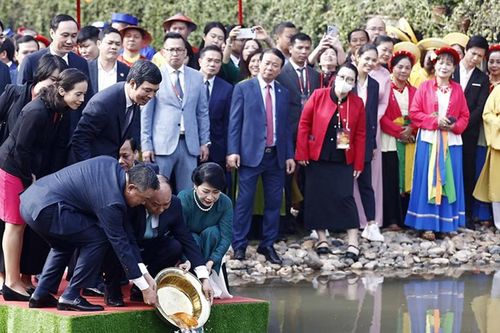 Chủ tịch nước và phu nhân cùng kiều bào thả cá tiễn ông Táo, dâng hương ở Điện Kính Thiên
