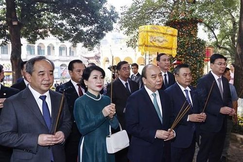 President, overseas Vietnamese offer Lunar New Year incense