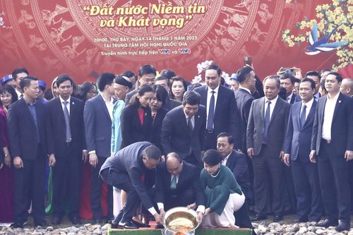 Chủ tịch nước Nguyễn Xuân Phúc thả cá chép tiễn ông Công, ông Táo