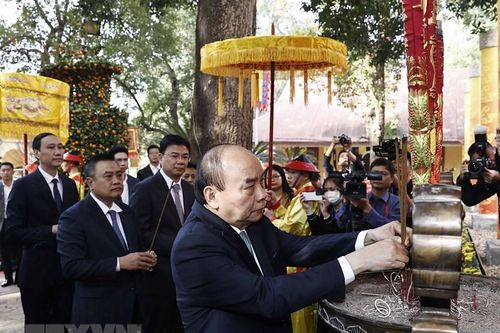 Chủ tịch nước cùng các kiều bào dâng hương tại Điện Kính Thiên