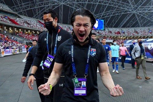Trợ lý ĐT Thái Lan vênh váo, xúc phạm phóng viên Việt Nam