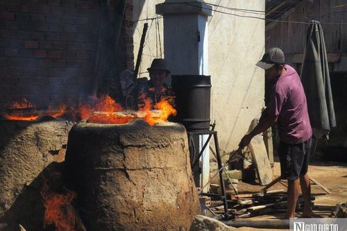 Mưa nhiều, làng nghề đúc đồng ở Khánh Hòa thiếu hàng cung ứng dịp Tết
