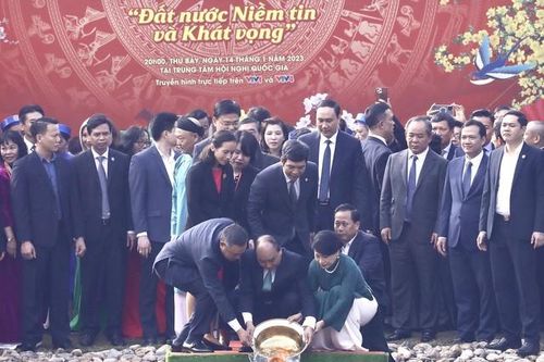 Chủ tịch nước Nguyễn Xuân Phúc và Phu nhân thả cá chép tiễn ông Công, ông Táo