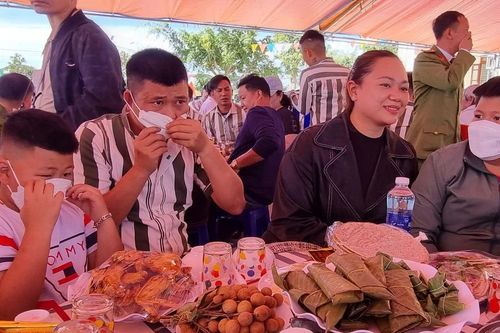 Ấm áp bữa cơm Tất niên cho phạm nhân