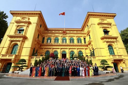 Chủ tịch nước và kiều bào dâng hương, thả cá chép tại Hoàng thành Thăng Long