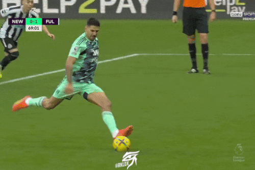 Sai lầm hài hước khi đá penalty khiến Fulham mất bàn thắng