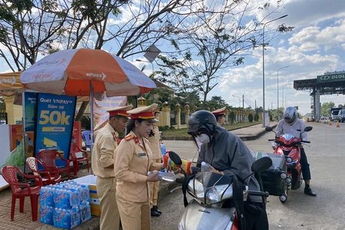 CSGT Công an Đắk Nông hỗ trợ người dân về quê ăn Tết