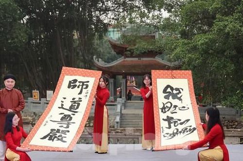 Nhiều bạn trẻ đến xin chữ buổi sáng khai mạc 'Hội chữ xuân Quý Mão 2023'