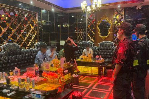 Tiếp viên quán karaoke múa thoát y phục vụ khách