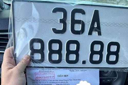 Thanh Hóa: Một người dân may mắn bốc được biển 'siêu víp' - 888.88 cho chiếc xe ôtô Camry