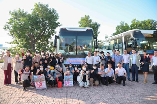Ấm áp 'Chuyến xe Xuân yêu thương' đưa sinh viên về quê ăn Tết