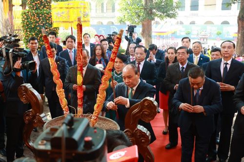 Chủ tịch nước dâng hương tại Hoàng thành Thăng Long, mở đầu Tết 'Xuân Quê hương 2023'