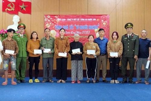 Mang quà Tết đến với hộ gia đình chính sách, người nghèo huyện miền núi Phước Sơn
