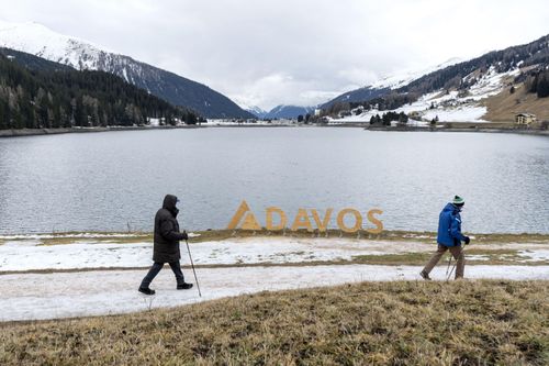 Hình ảnh ở Davos khiến cả thế giới chú ý