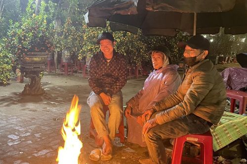 Nghệ An: Co ro trong cái lạnh 14°C bán hàng hoa, cây cảnh