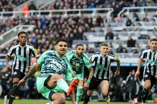 Fulham hỏng phạt đền hy hữu, Newcastle vượt mặt MU