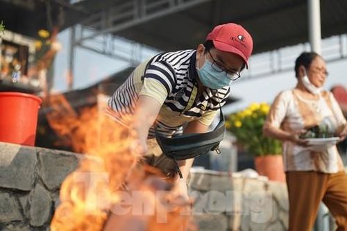 Người Sài Gòn tảo mộ ngày cuối năm