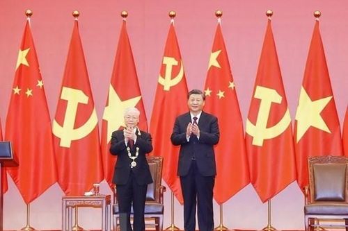 Vietnamese, Chinese top leaders exchange Lunar New Year greetings