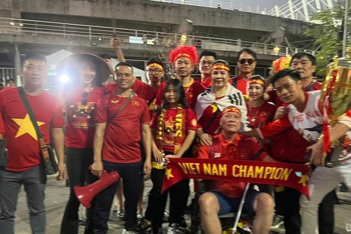 Cổ động viên Việt Nam tin tưởng đội bóng của thầy Park sẽ thắng Thái Lan