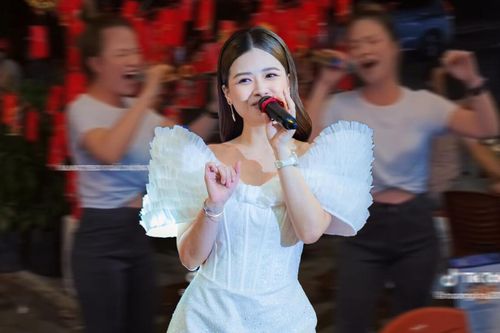 Khét như Dương Hoàng Yến: Cao hứng hát giữa quán nhậu, khiến ai cũng lo lắng vì sợ 'cháy' loa kẹo kéo