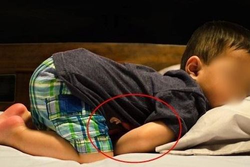 Chuyên gia chia sẻ 4 điều bố mẹ và giáo viên cần làm khi phát hiện trẻ nghịch vùng kín