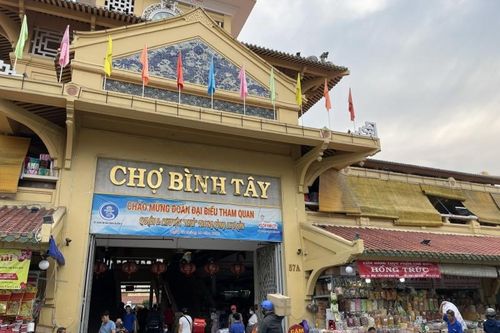 TP. Hồ Chí Minh: Chợ, siêu thị tấp nập người ra vào mua sắm tết