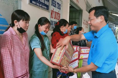 Liên đoàn Lao động tỉnh An Giang tặng quà công nhân tổ tự quản nhà trọ