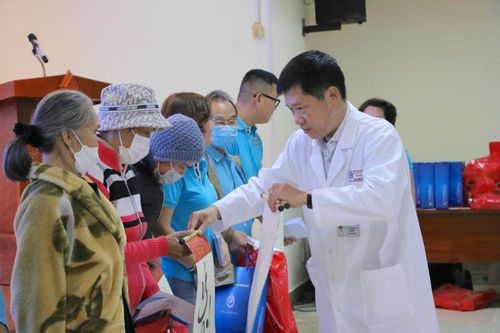 Xúc động chuyến xe nghĩa tình đưa bệnh nhân về quê đón Tết