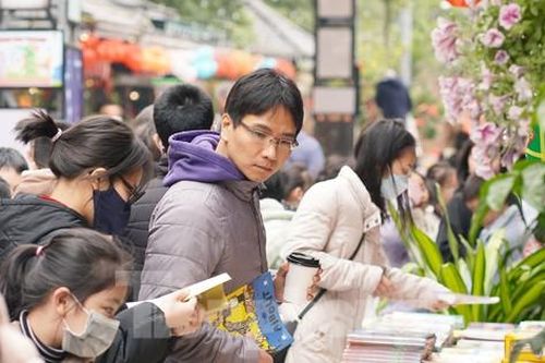 Phố sách Xuân Quý Mão hút khách ngày cận Tết