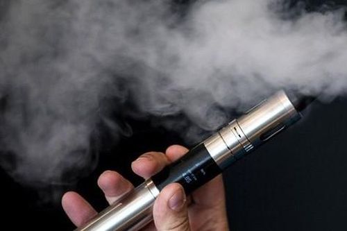 Cô gái trẻ bị phạt 4 triệu đồng vì hút thuốc trên máy bay