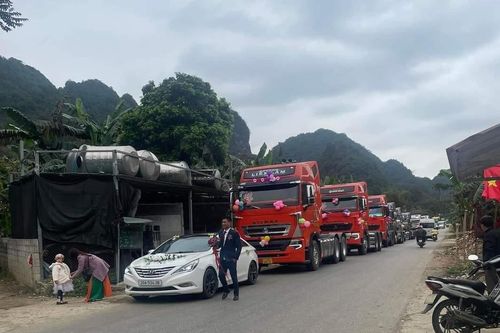 Chú rể Cao Bằng 'chơi trội' rước dâu bằng đoàn xe đầu kéo