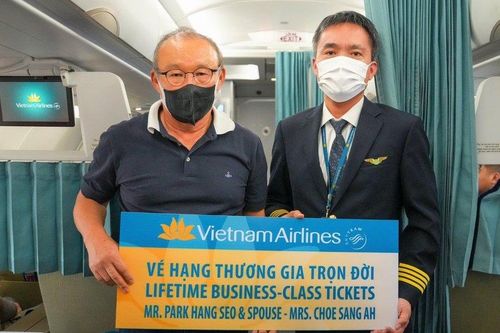 HLV Park Hang Seo nhận vé bay Thương gia trọn đời của Vietnam Airlines