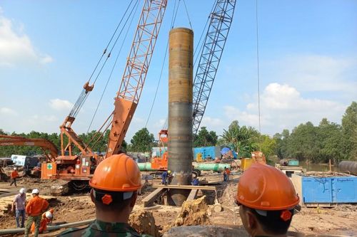 Thông tin mới nhất vụ bé kẹt trong cọc bê tông: Lực lượng công binh sẵn sàng đưa thi thể lên