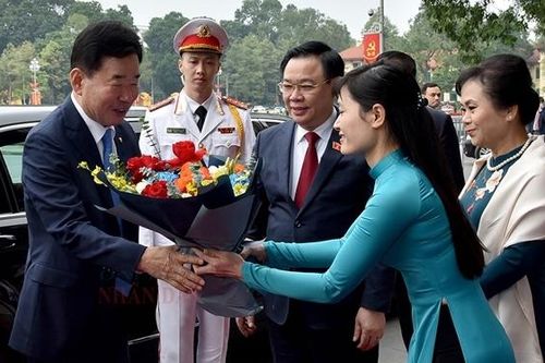 Chủ tịch Quốc hội Vương Đình Huệ đón và hội đàm với Chủ tịch Quốc hội Hàn Quốc