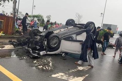 Tránh người đi xe máy, ô tô lật ngửa ra đường