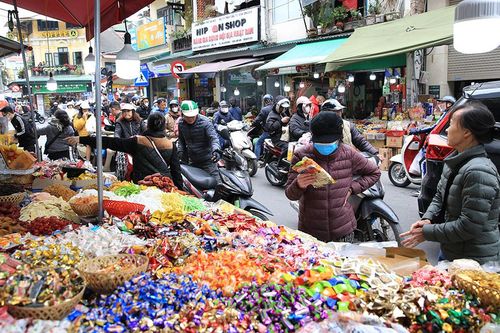 Nhộn nhịp mua cây cảnh, đồ trang trí, bánh kẹo ngày cận Tết