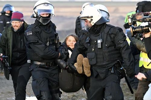 Greta Thunberg bị cảnh sát khiêng khỏi nơi biểu tình