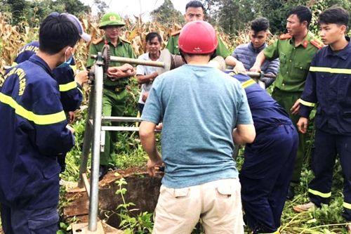 Cứu sống người đàn ông sau 4 ngày rơi xuống giếng sâu 25m ở Đắk Lắk
