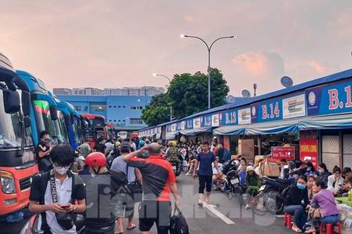 TPHCM: Bến xe Miền Đông tấp nập khách về quê đón Tết