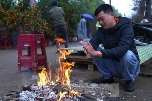 Rét đậm, người dân co ro đốt lửa giữa phố tìm hơi ấm