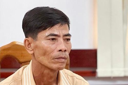 Một thanh niên nằm chết trên bãi cỏ, hung thủ gây án chính là cha ruột