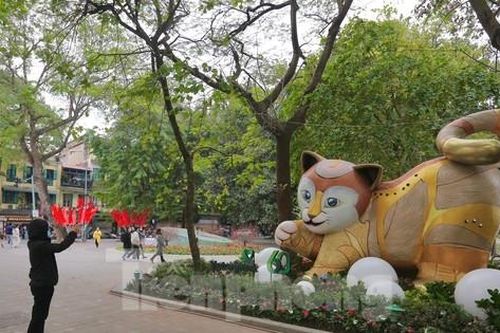 Cận cảnh mô hình mèo béo ở hồ Gươm