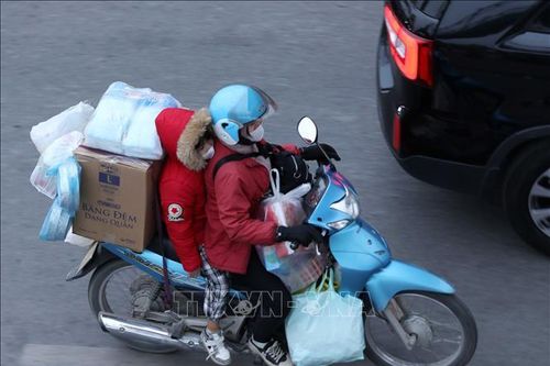 Người dân lỉnh kỉnh rời Hà Nội về nghỉ Tết Nguyên đán Quý Mão