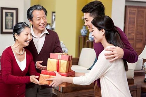 Quà tặng ý nghĩa cho bố mẹ chồng Tết Quý Mão 2023