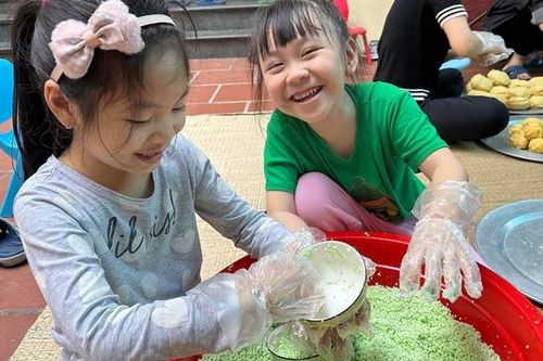 Cùng con gói bánh chưng ngày Tết - Hoạt động gắn kết gia đình Việt