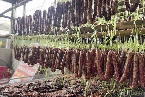 Người dân Nghệ An chi tiền triệu mua đặc sản vùng miền ăn Tết