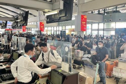 Hành khách qua sân bay Nội Bài tăng cao ngày cận Tết Nguyên đán